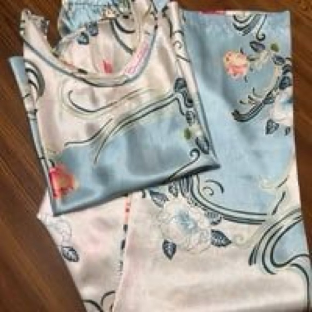 Looking for Oscar De La Renta 2 piece sleepwear pajama set top and bottom